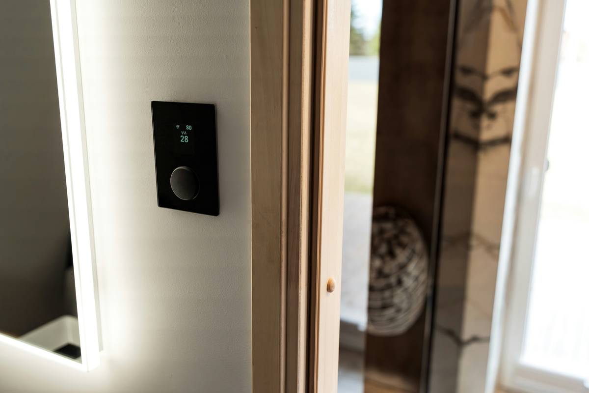 Comparison chart of smart home protocols: Matter, Zigbee, Z-Wave, Wi-Fi showing range, power use, and compatibility